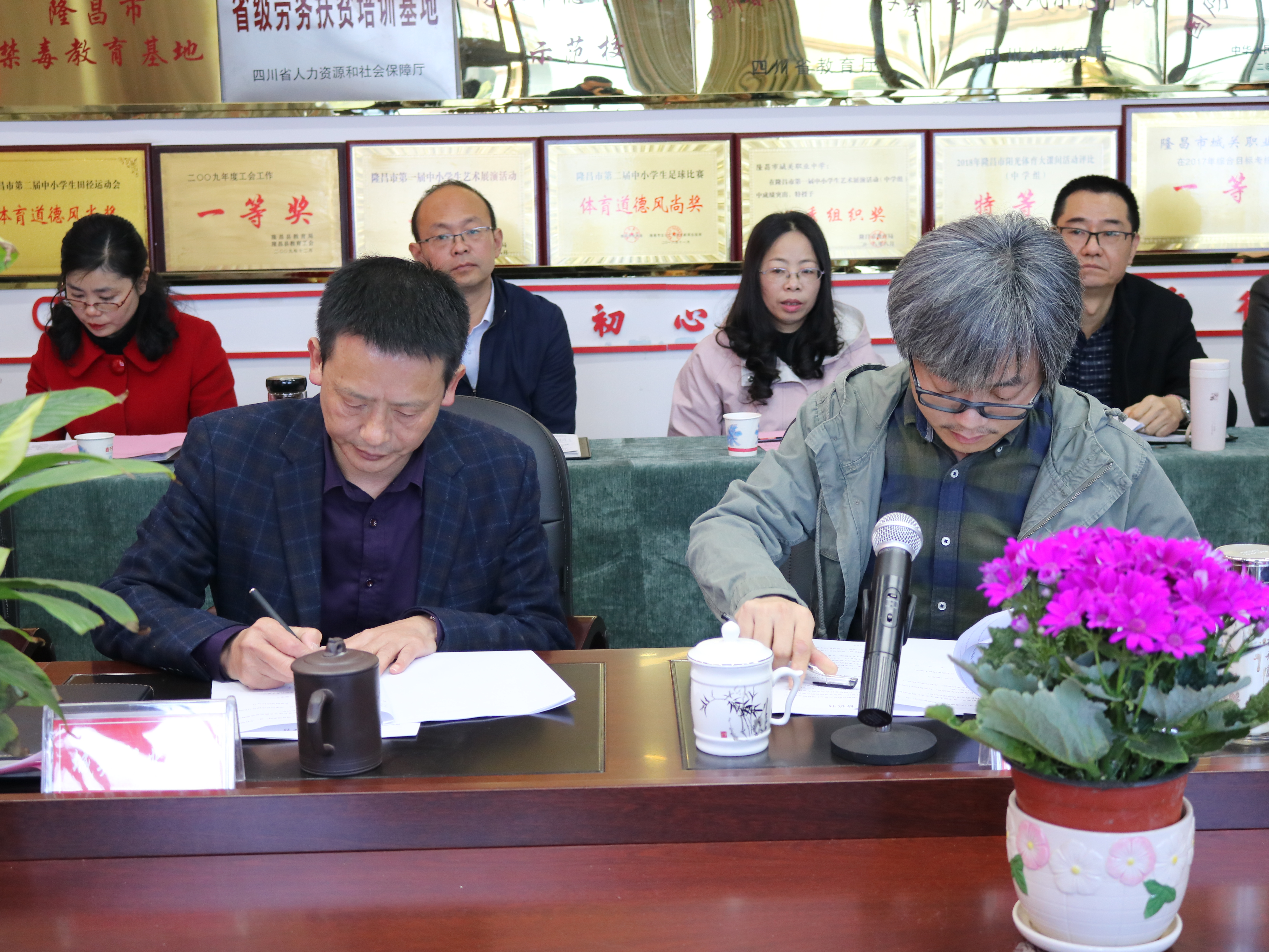 图4.隆昌城关职中与北京萤光文化传播有限公司签约.JPG
