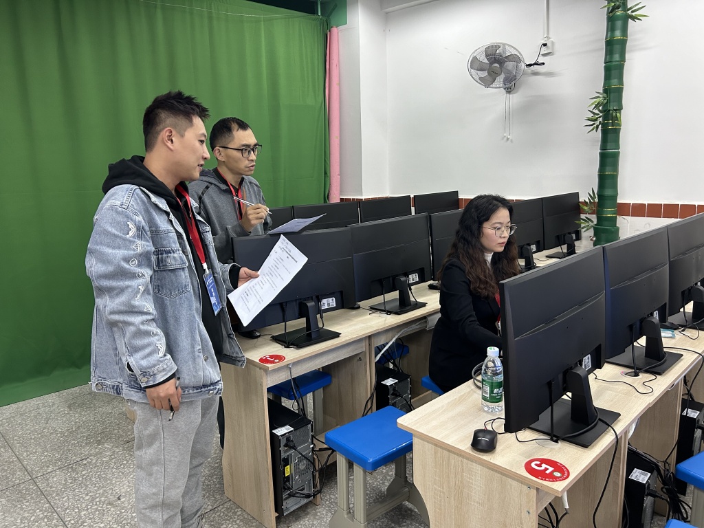 6.评委认真评审.jpg