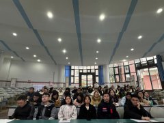 鞠教授培训助力  班主任心育共进